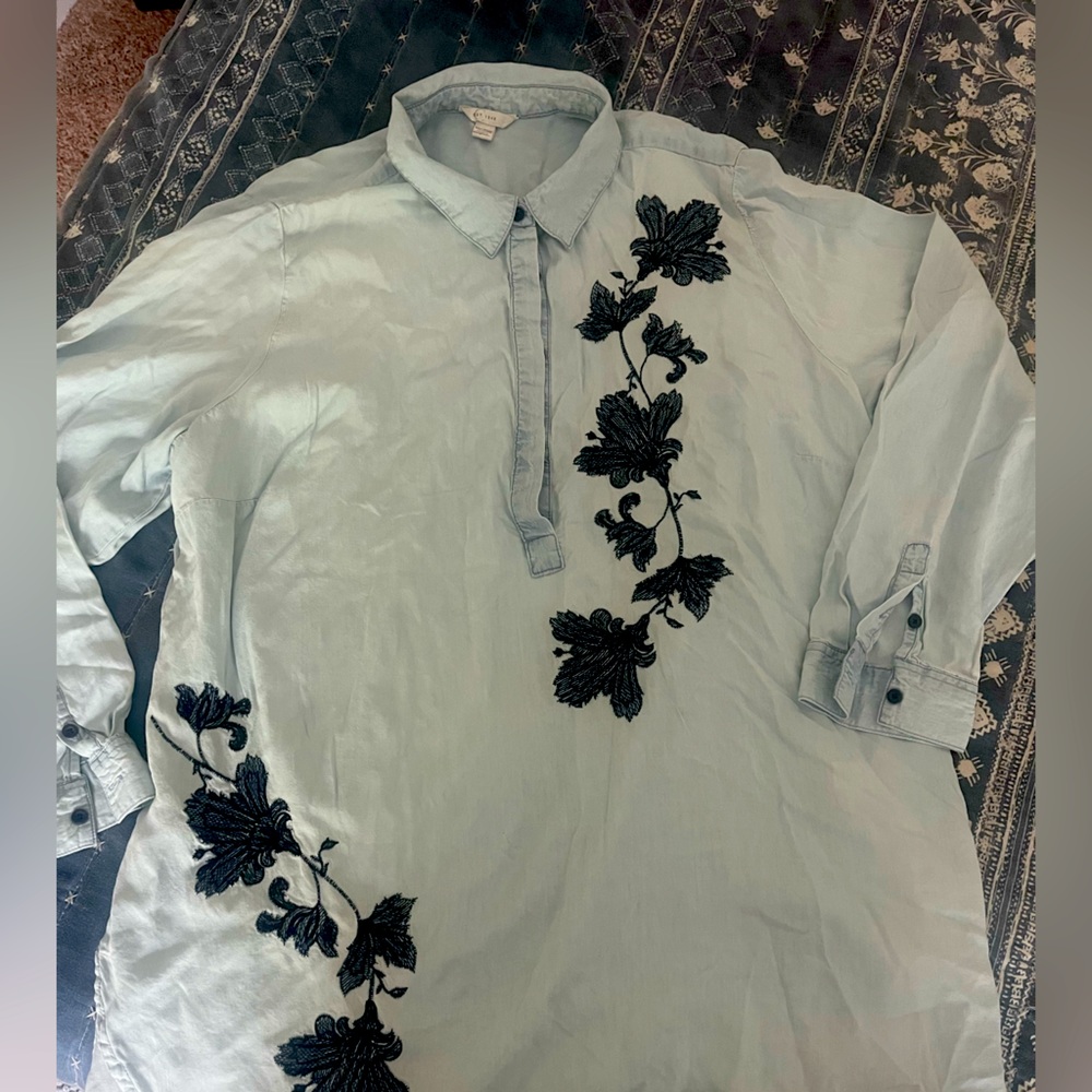 EST 1946 chambray w/ embroidery top. Tunic with half button. Light weight. 18/20